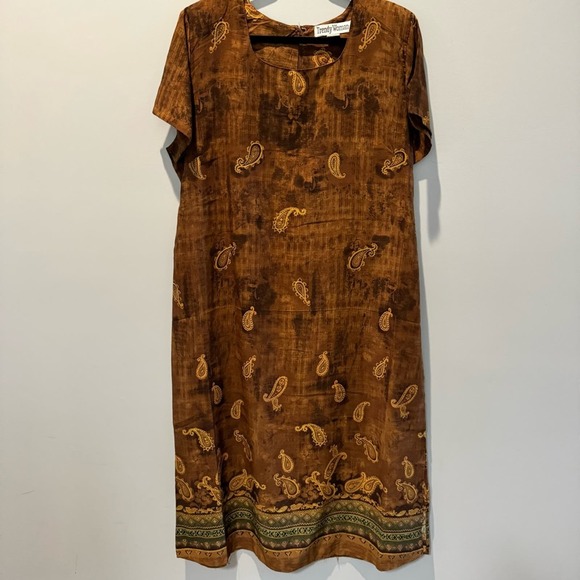 Trendy Woman Brown Paisley Maxi Dress | Size 2X - Picture 2 of 10